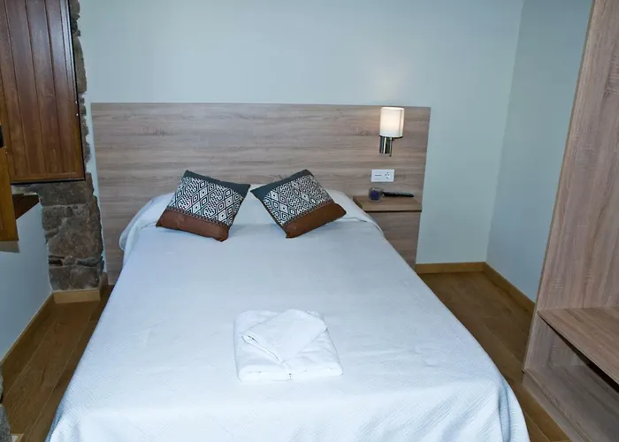 ホステル Serrano サリア